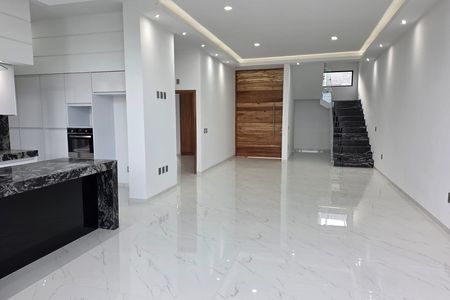 CASA CON ESPACIOS AMPLIOS Y  4 RECAMARAS