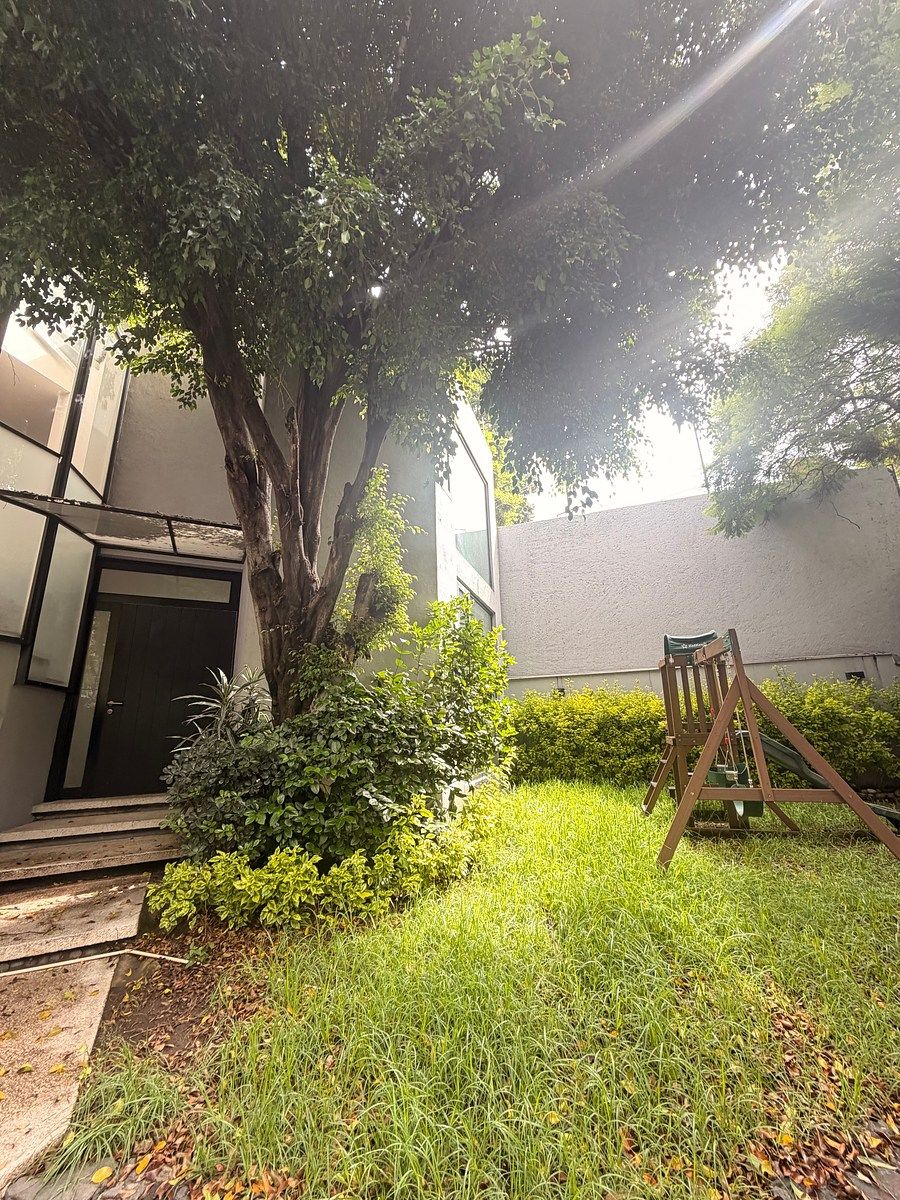 Linda casa nas florestas das colinas, foto 1 de 20