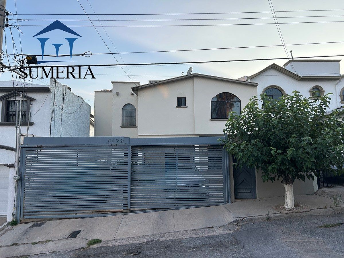 Casa con paneles en zona residencial