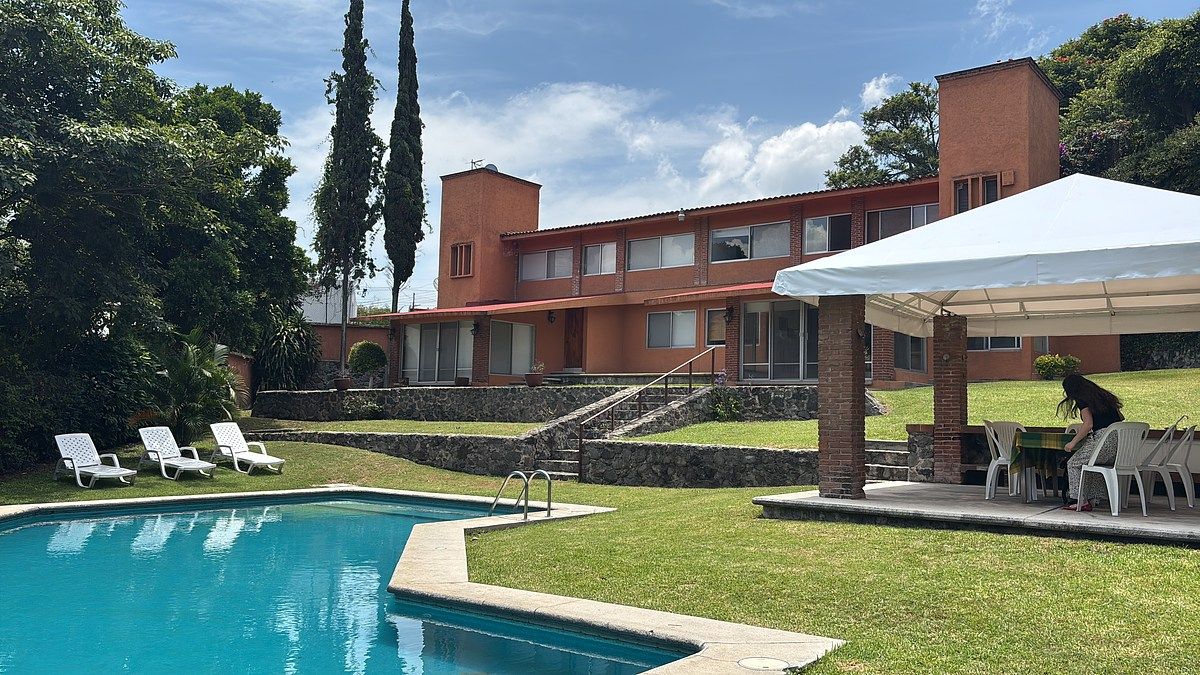 Property in Cuernavaca with three houses, photo 1 of 4