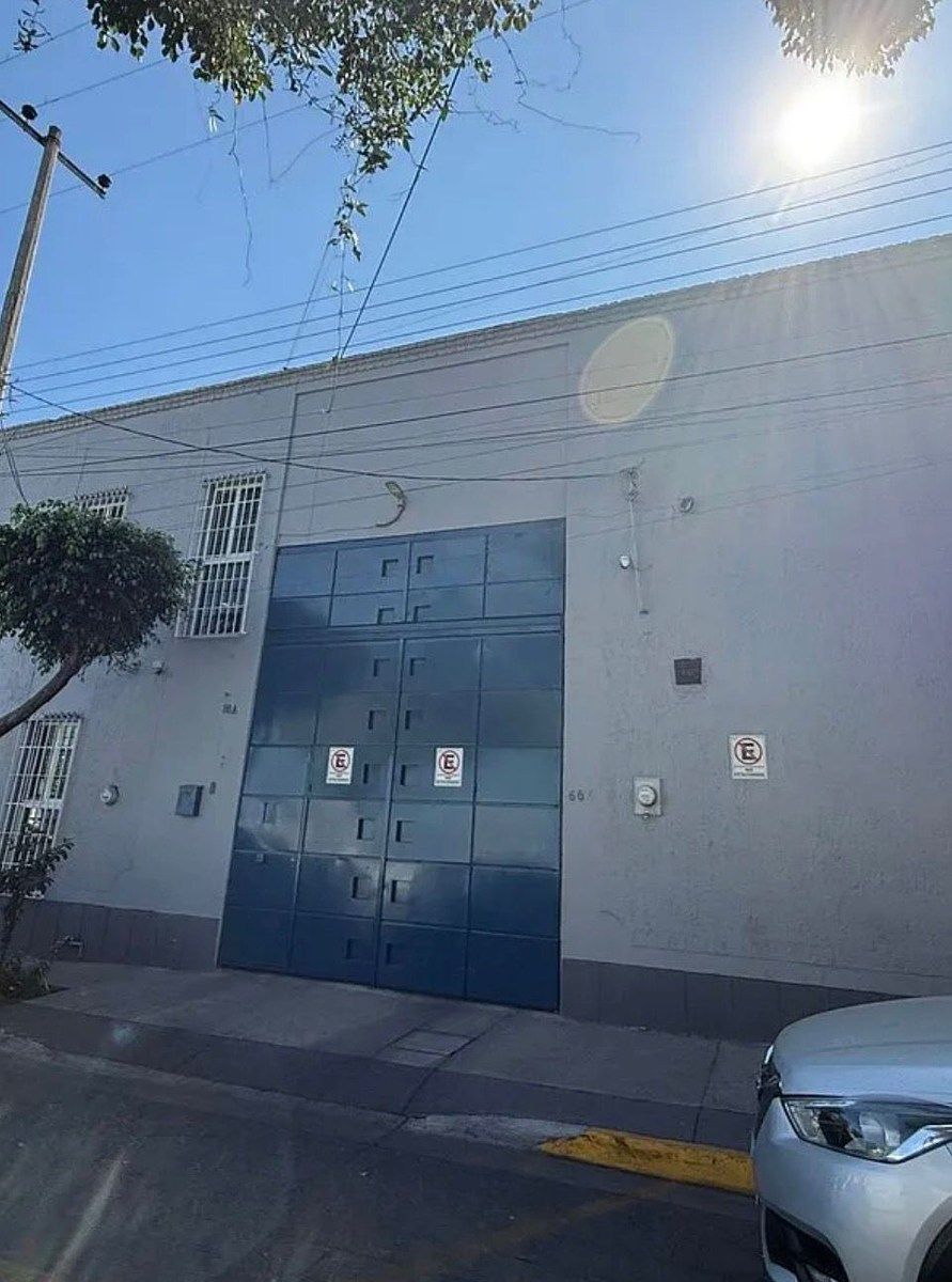 COMMERCIAL WAREHOUSE FOR SALE (for vertical development), photo 1 of 8