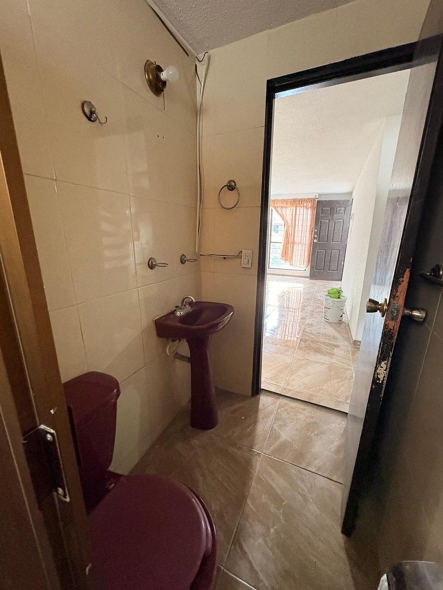 Baño, photo 7 of 12