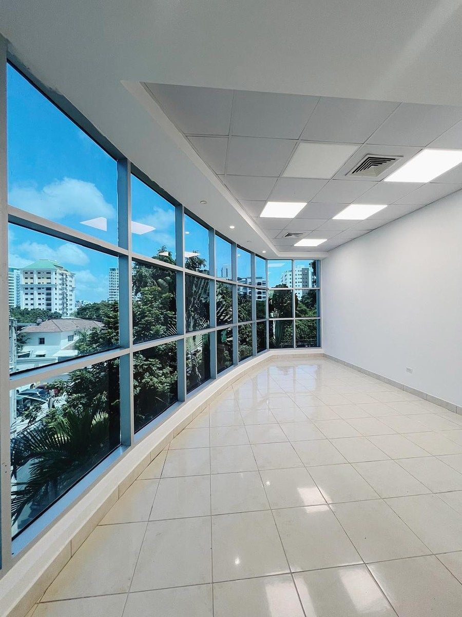 Oficina Comercial de 300 m² con 8 Parqueos Techados en Alquiler, foto 1 de 14