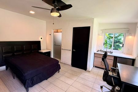 Habitación amueblada independiente con baño y cocineta en renta en Las Fuentes,