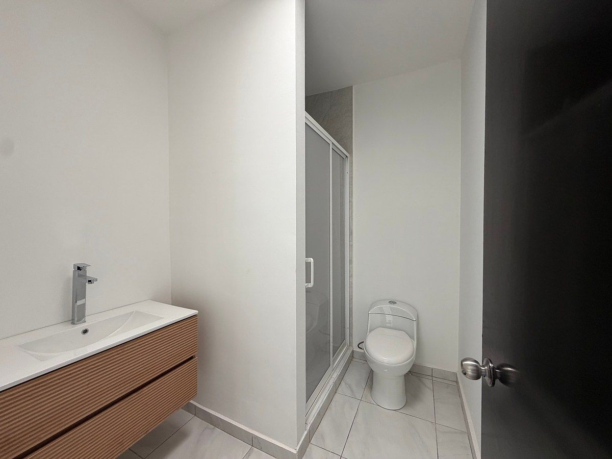 Baño completo para habitaciones en planta alta, foto 18 de 19