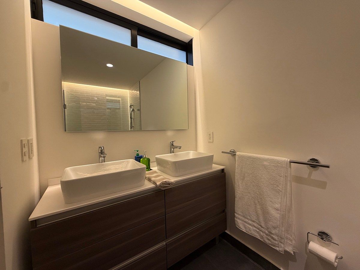 Baño completo, habitación principal, photo 8 of 19