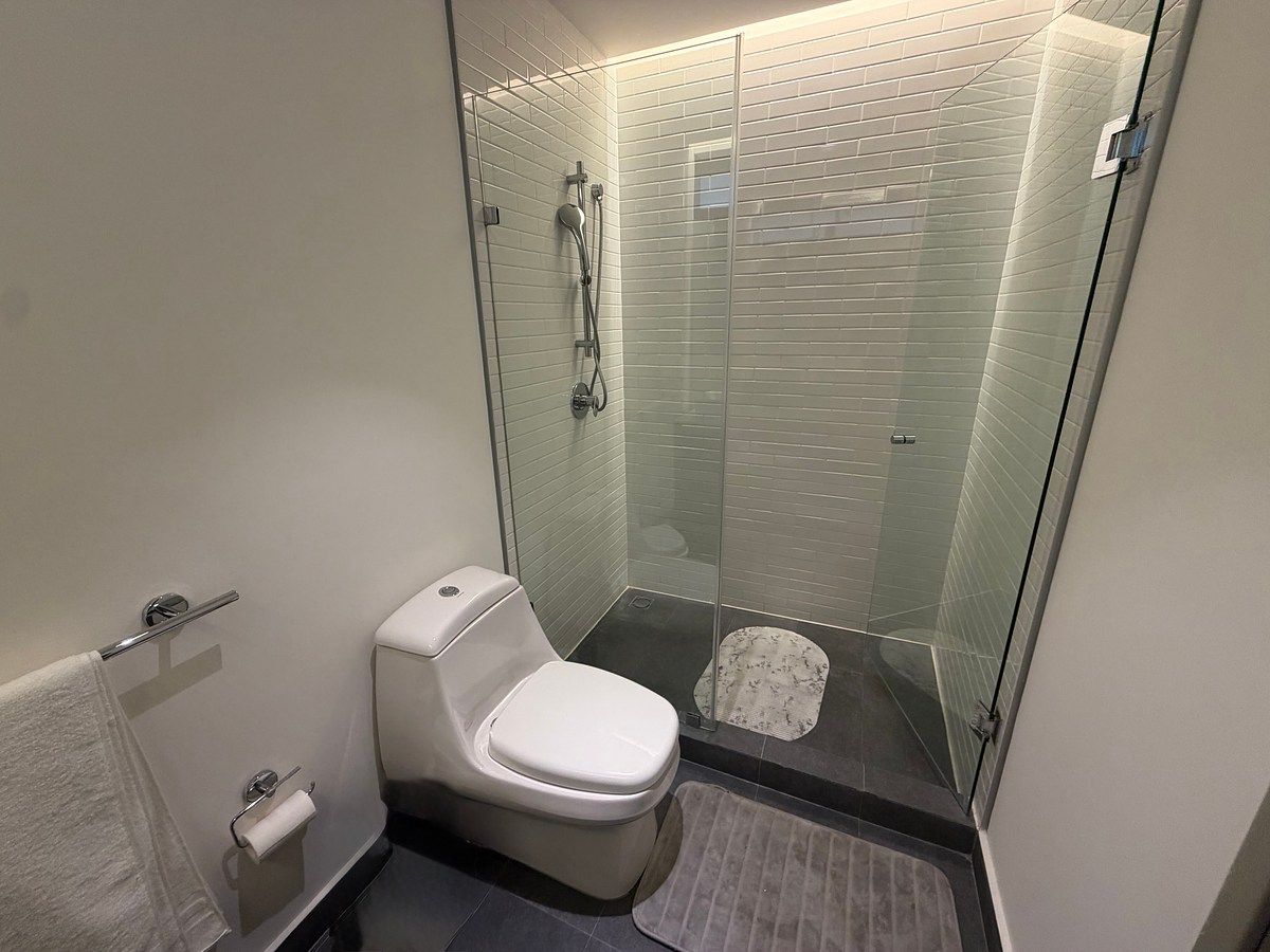 Baño completo, habitación principal, photo 7 of 19
