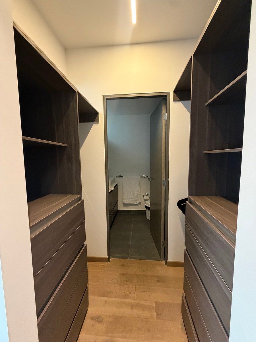 Vestidor de la habitación principal, photo 9 of 19