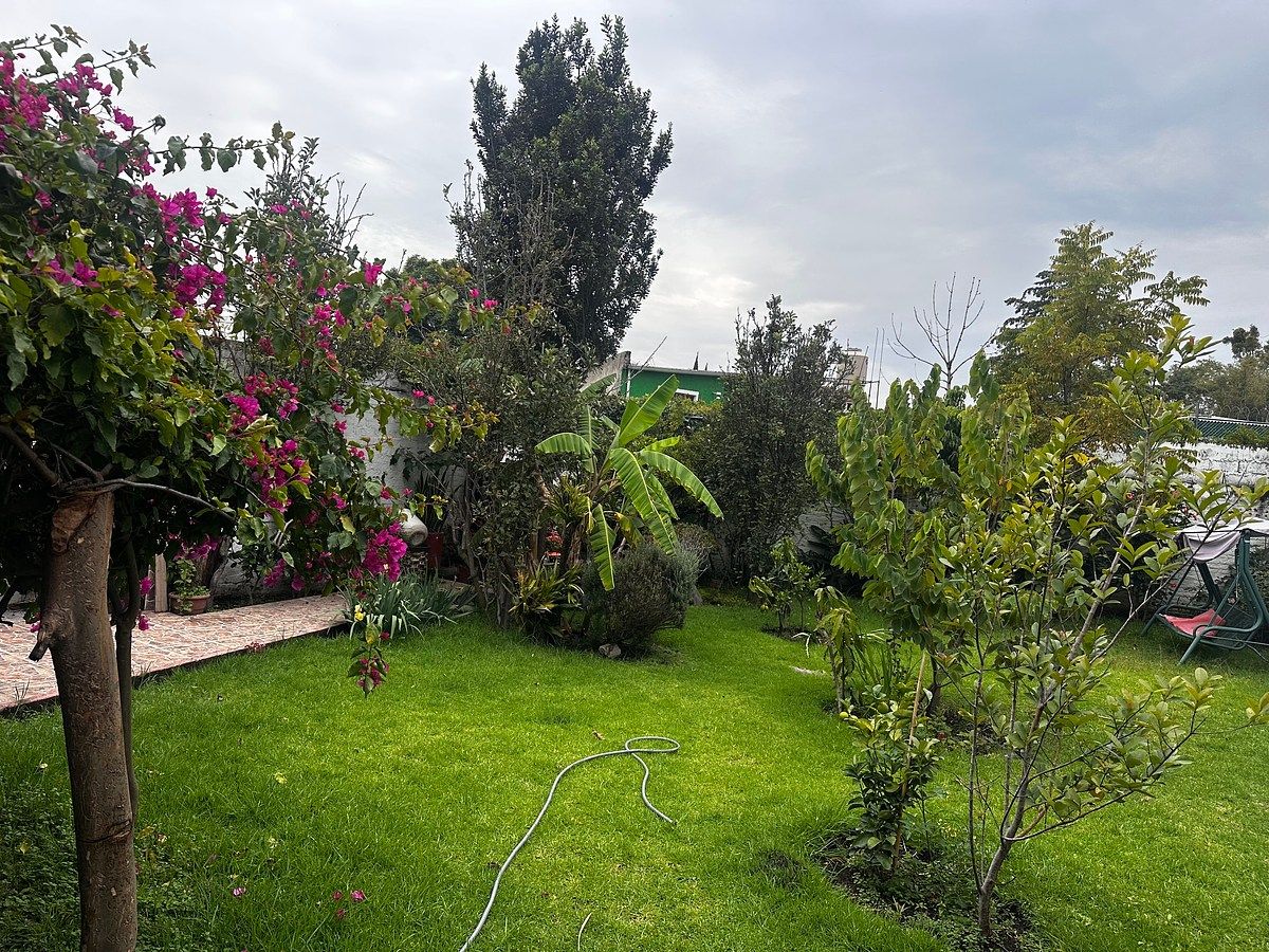 CASA COM JARDIM INCRÍVEL EM RUA FECHADA VIVEROS DE LA LOMA - VENDA, foto 1 de 14
