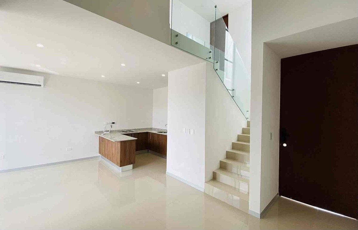 Casa geminada com painéis solares, dentro de um condomínio fechado, com serviços incluídos., foto 1 de 17