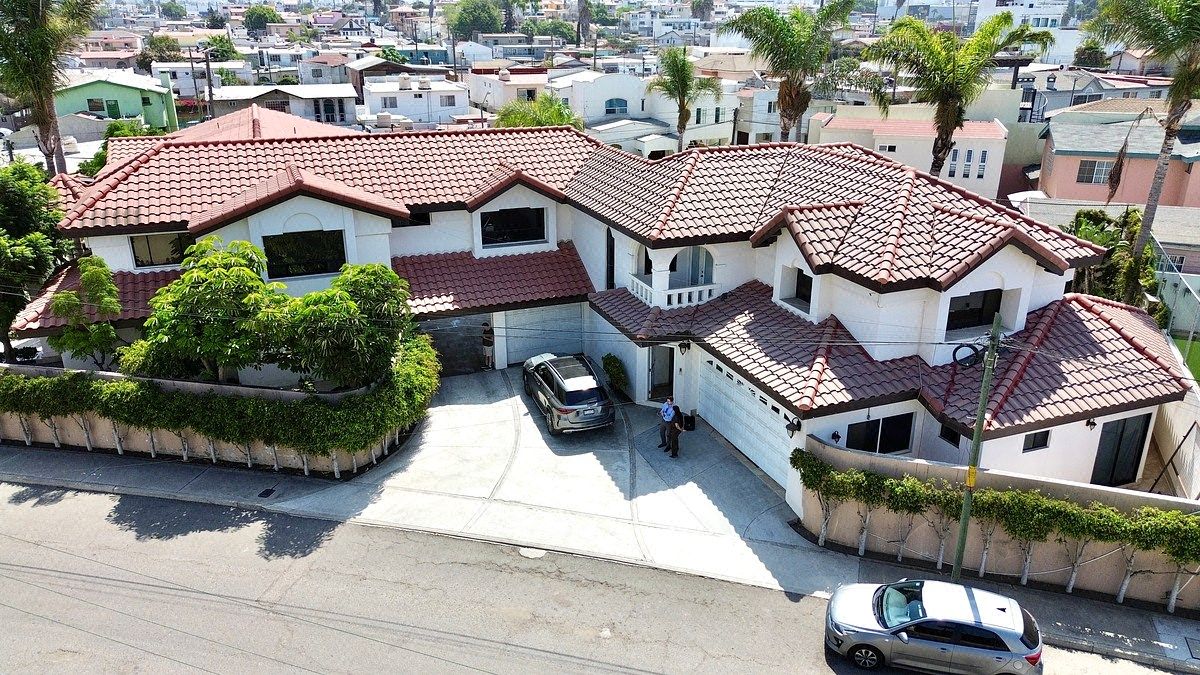 Residencia de Estilo Mediterráneo Sobre 1,200 M² en Playa Ensenada