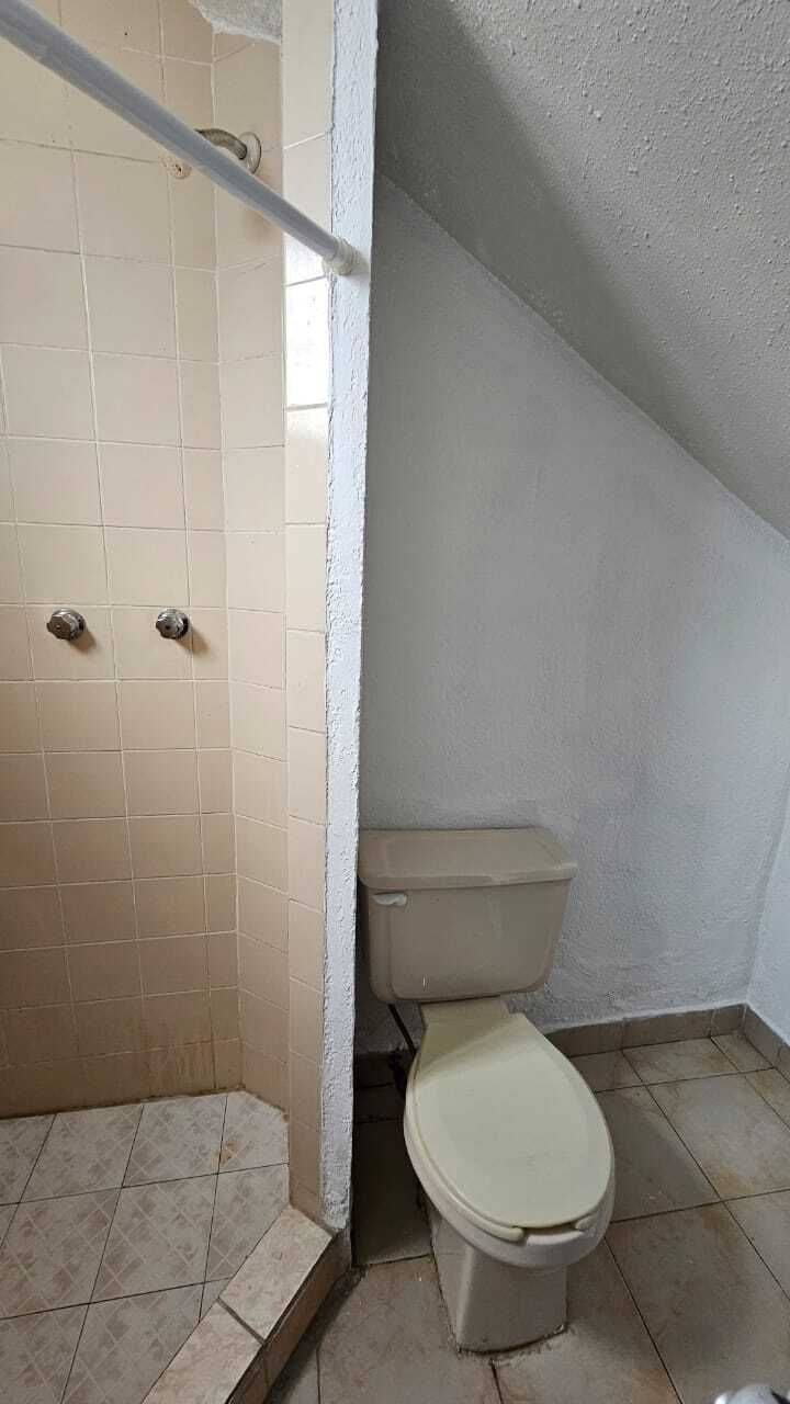 Baño completo Planta baja, foto 8 de 26