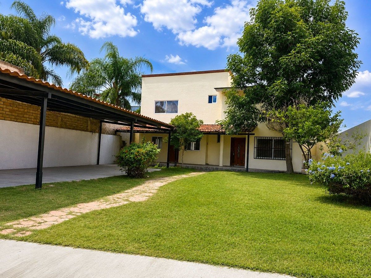 HOUSE FOR SALE | SPACIOUS GARDEN + INDEPENDENT APARTMENT, photo 1 of 13