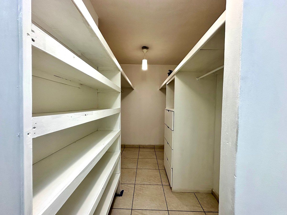 Vestidor de recámara principal, foto 7 de 31