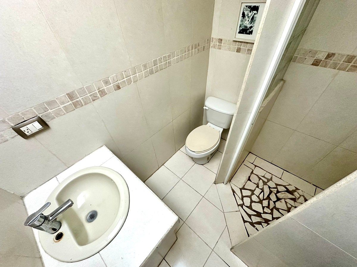Baño completo de recámara principal, foto 9 de 31