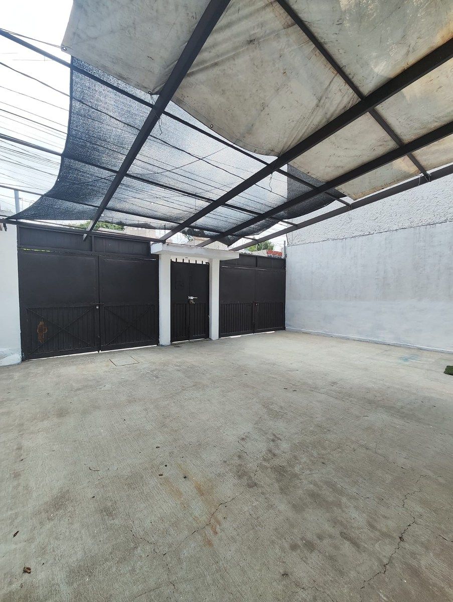 HOUSE WITH COMMERCIAL AND SERVICE LAND USE, photo 1 of 19