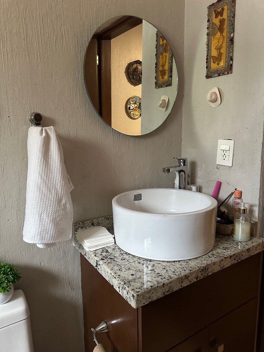 Mueble de baño con ovalín y espejo, foto 8 de 18