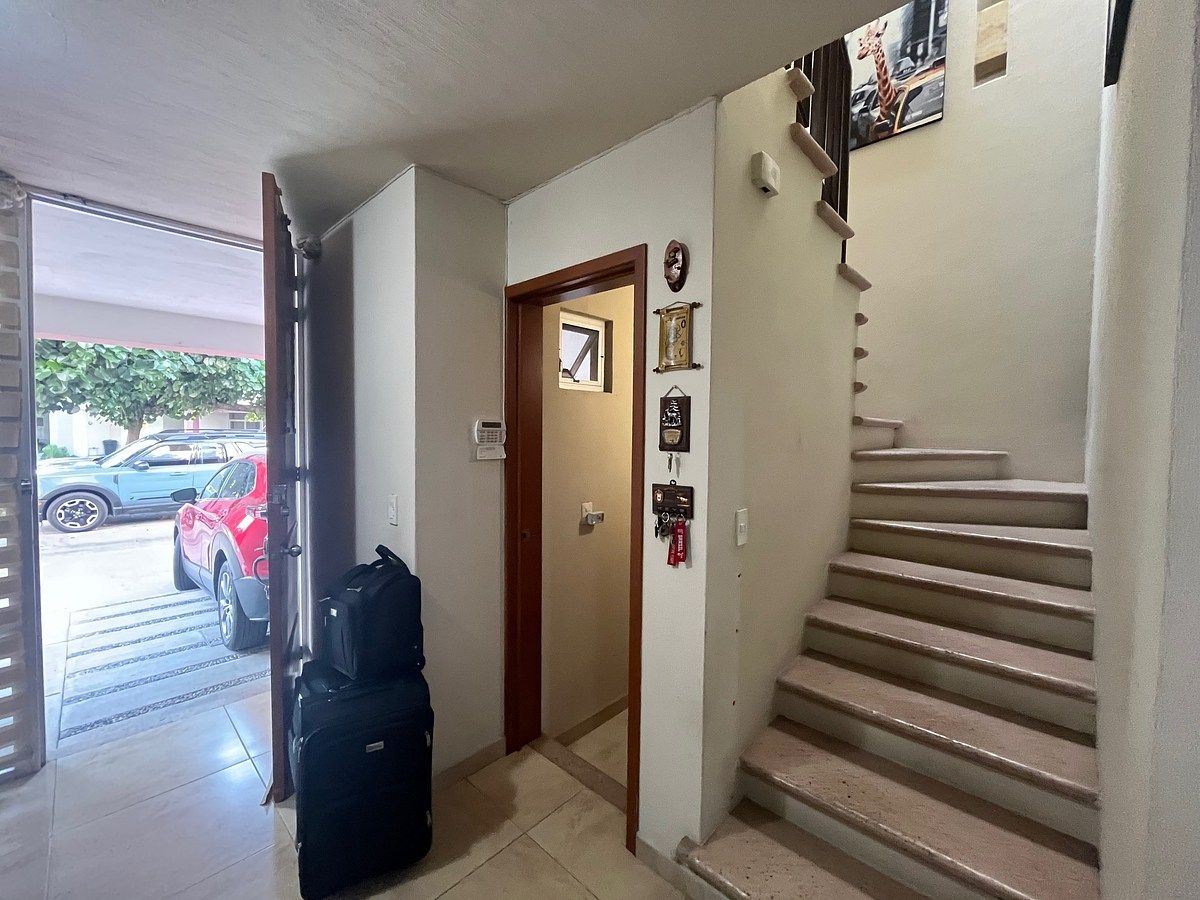 ingreso, puerta del medio baño y escalera, foto 3 de 28