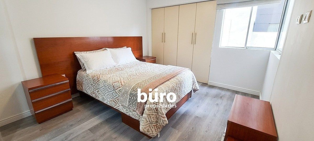 Dormitorio principal con amplio closet y baño propio, foto 5 de 15