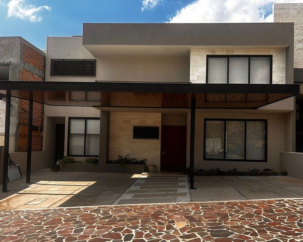 Fachada exterior con  estacionamiento techado, foto 2 de 16