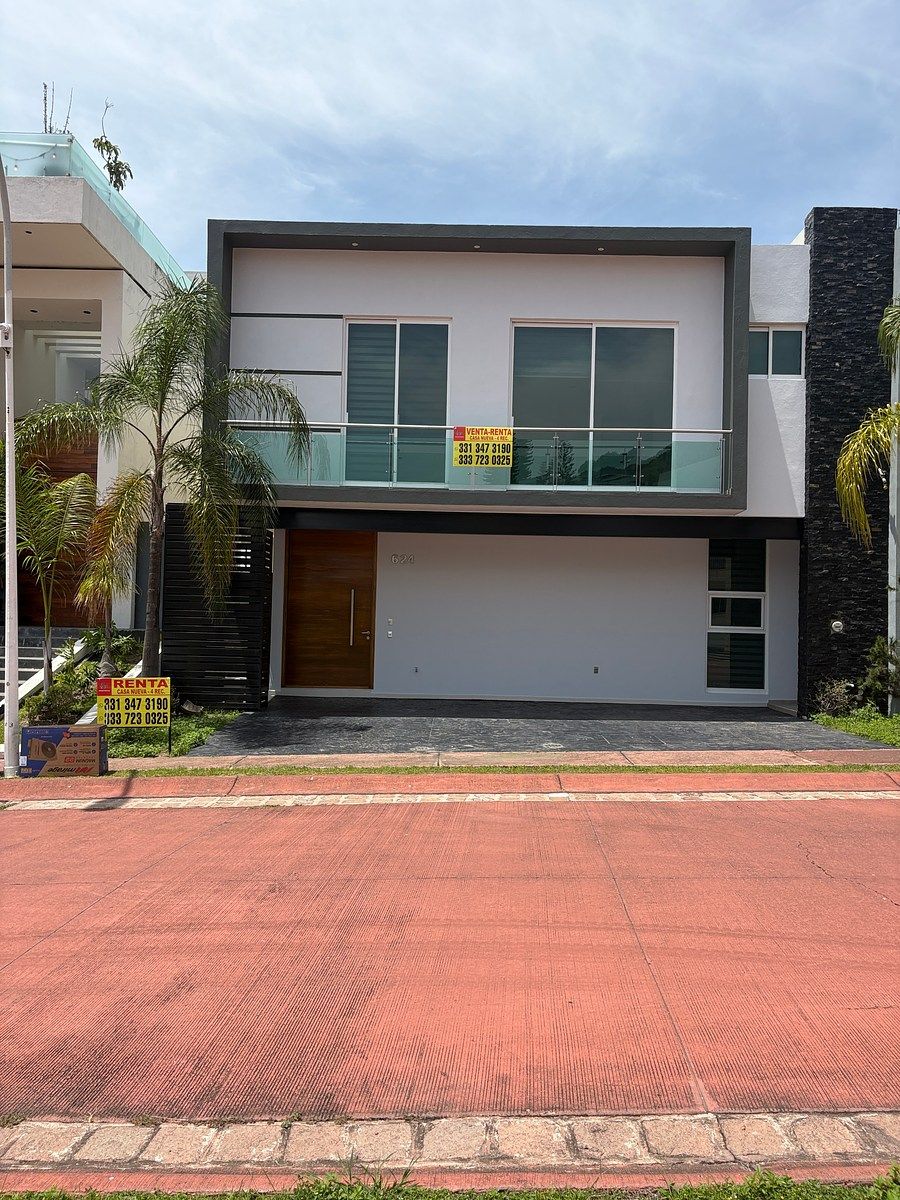 La Rioja amplia casa recamara en planta baja.techos altos fina carpinteria., foto 1 de 23