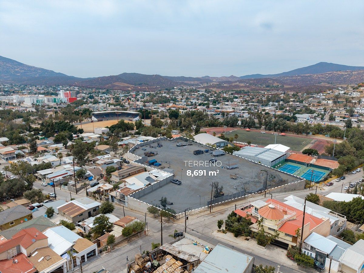 Terreno Comercial Autorizado para Desarrollo Vertical "Torre de Condominios"