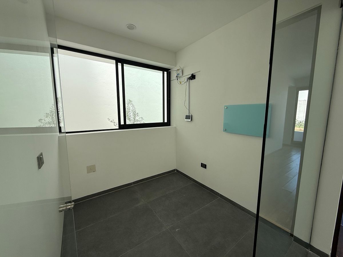 Estudio o hall de TV., photo 12 of 27