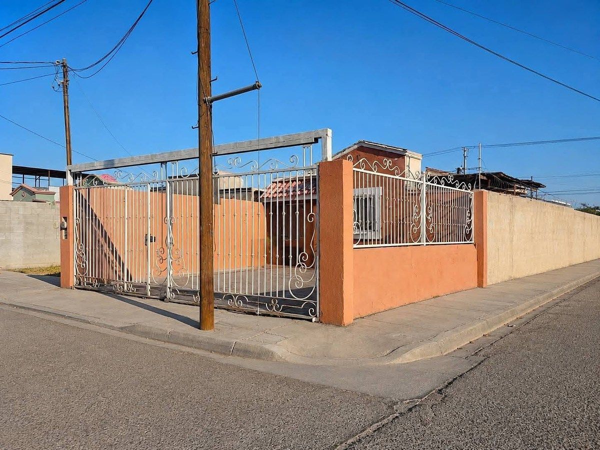 En venta casa en Villas del Rey (Mexicali, B.C.)