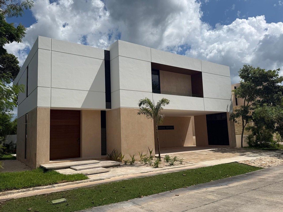 Preciosa Casa de 4 Recámaras + Estudio Yucatán Country Club, Entrega Inmediata, foto 1 de 25