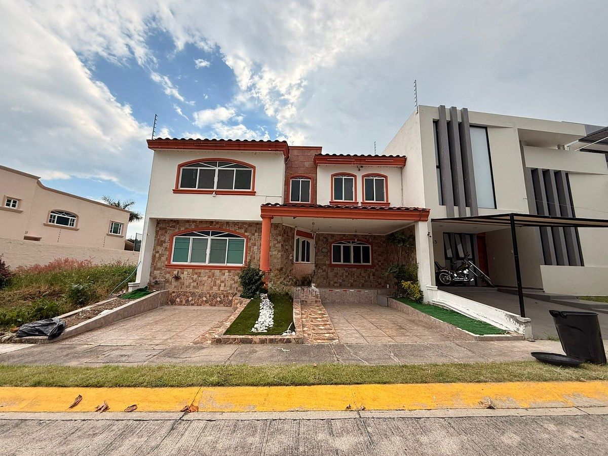 House for Sale Sendero de las Moras, photo 1 of 46