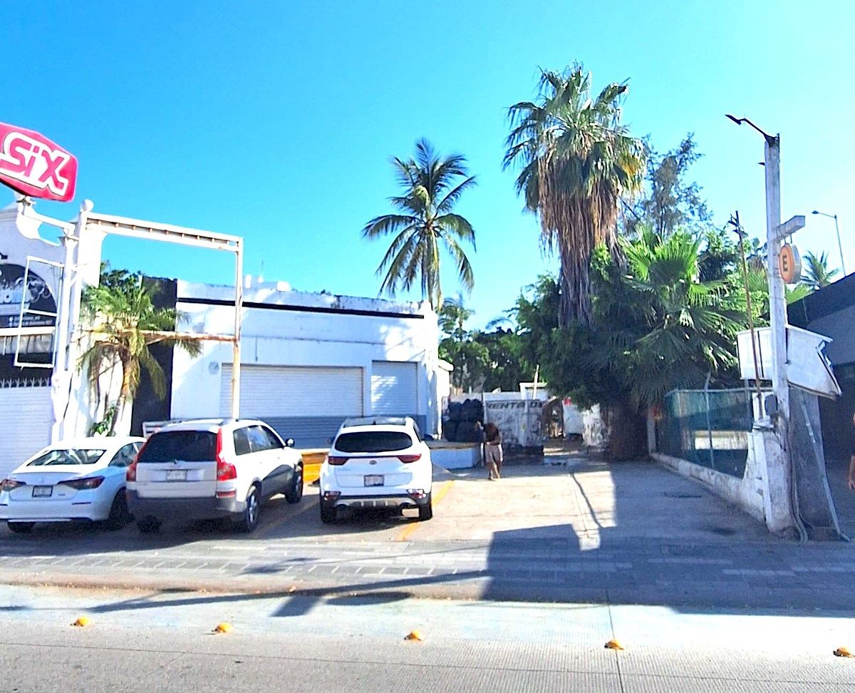 Local en Renta en Zona Dorada con 20 cajones de estacionamiento, foto 1 de 11
