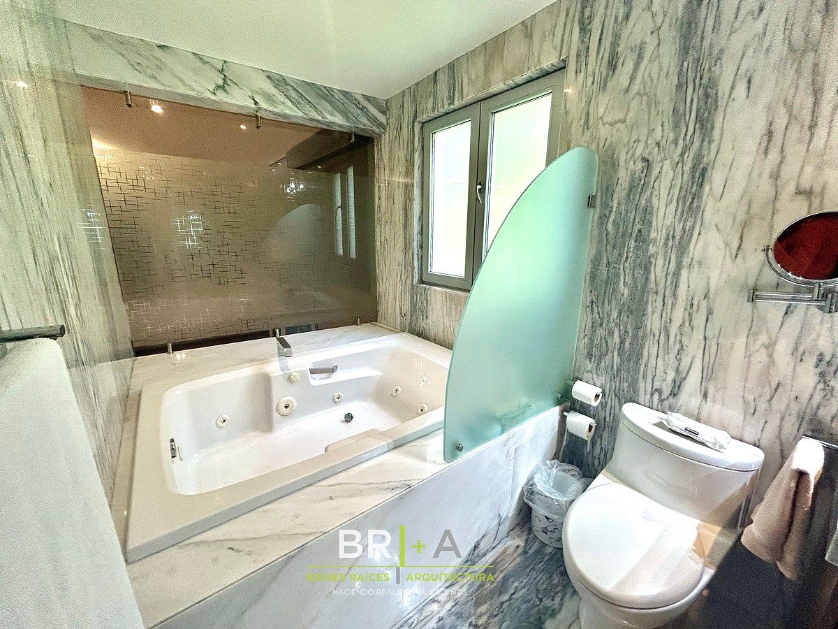 Baño principal con jacuzzi, photo 9 of 37