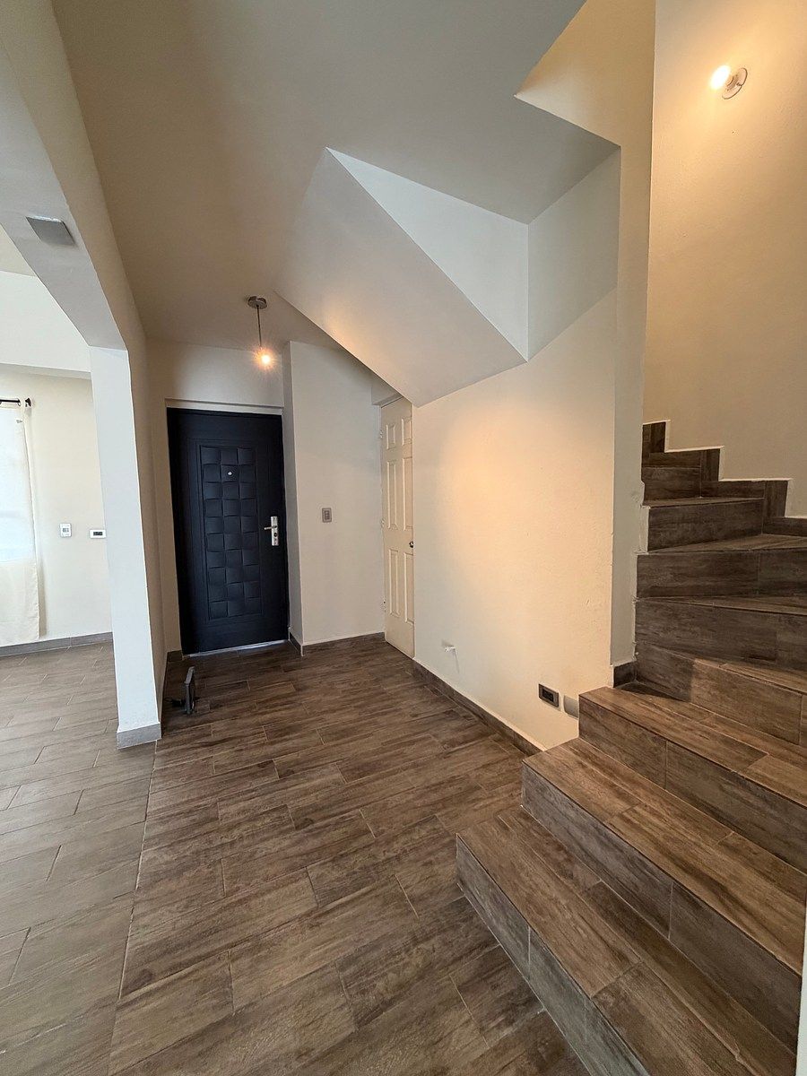 Puerta principaly escaleras, foto 4 de 22