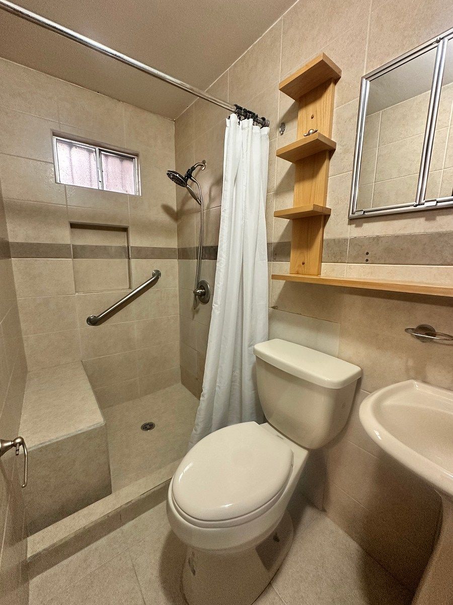 baño con asistencia para persona mayor, photo 6 of 18