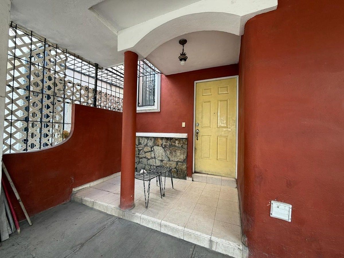 HOUSE FOR SALE, CENTER OF SANTA CATARINA, photo 1 of 14