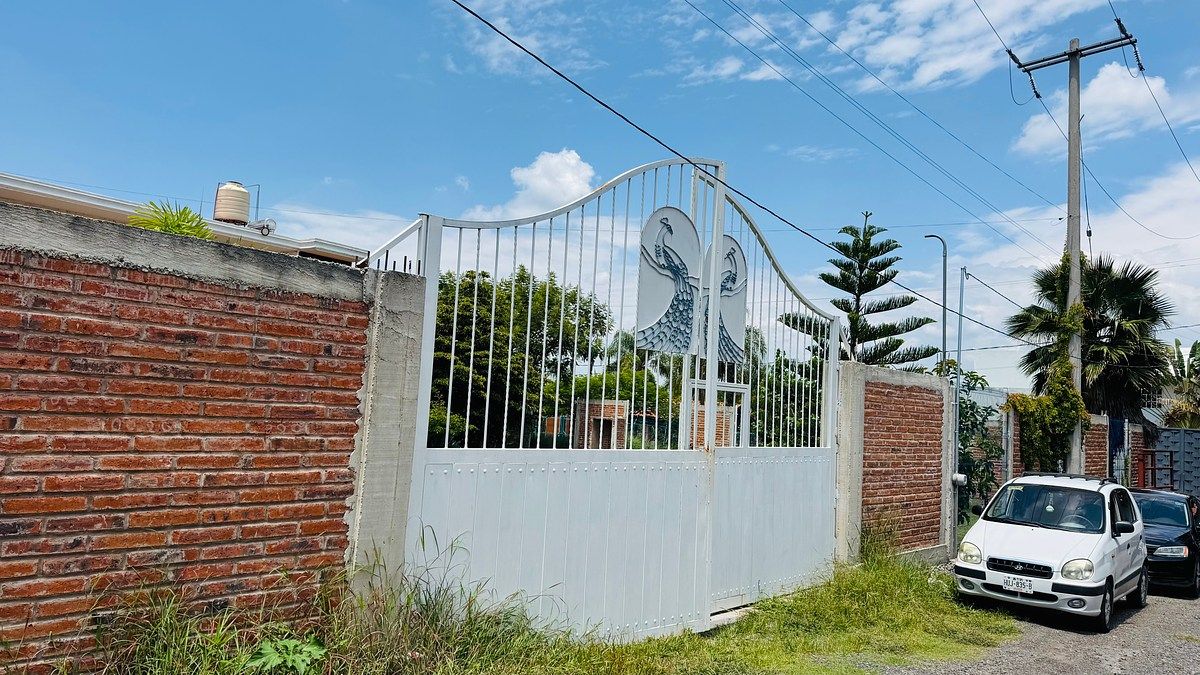 Linda casa de campo com um amplo jardim, foto 1 de 19