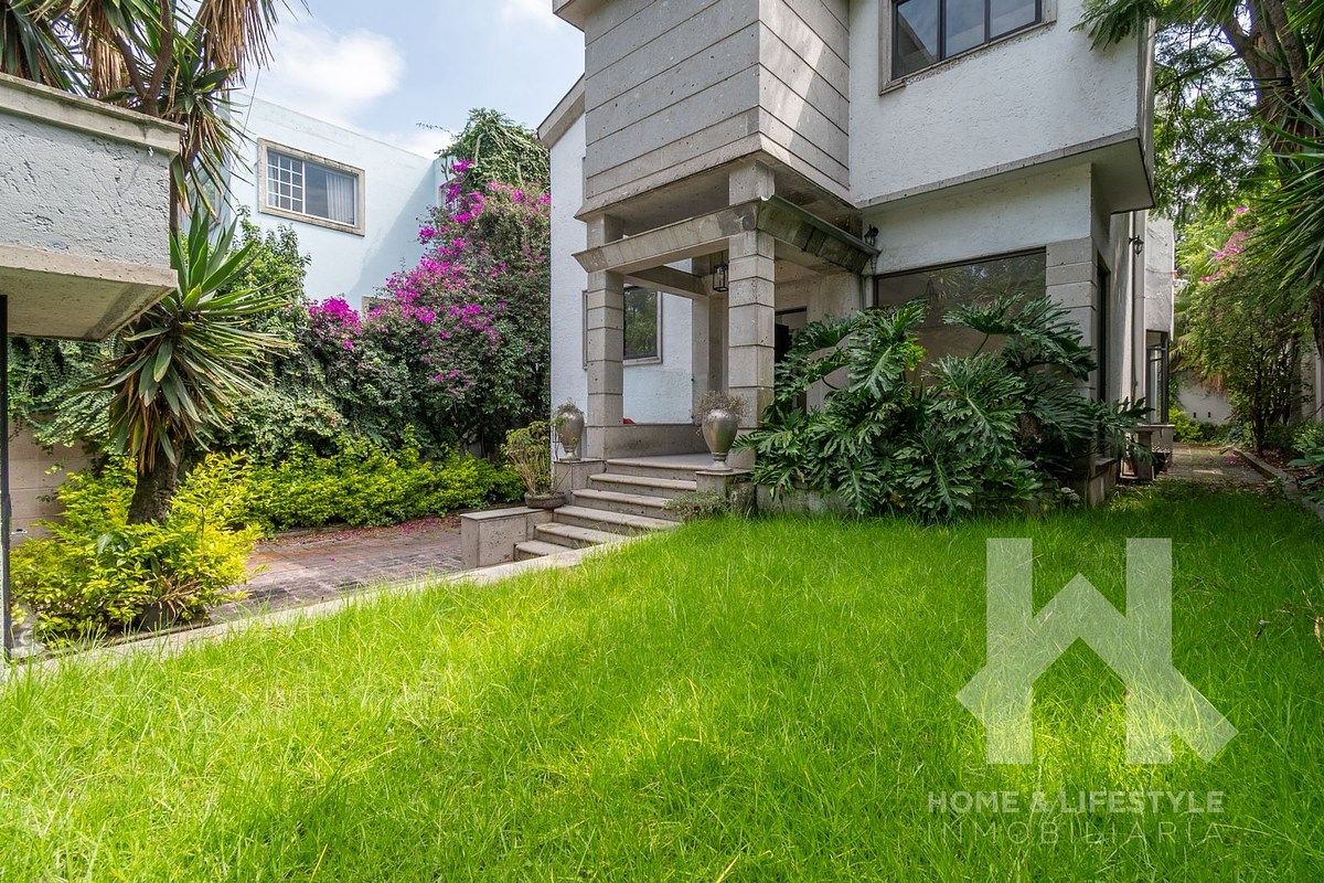 House for sale to remodel in Virreyes-Lomas de Chapultepec, photo 1 of 24