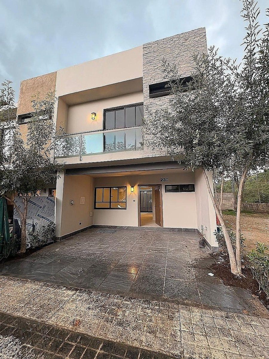 Modern Residence with Rooftop in Valdepeñas, photo 1 of 27