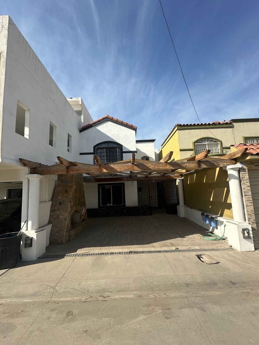 Spacious Residential House Arboledas, photo 1 of 32