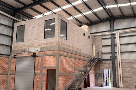 BODEGA INDUSTRIAL NUEVA EN RENTA DENTRO DE PARKING INDUSTRIAL GRAN PARK LOS MEZQ
