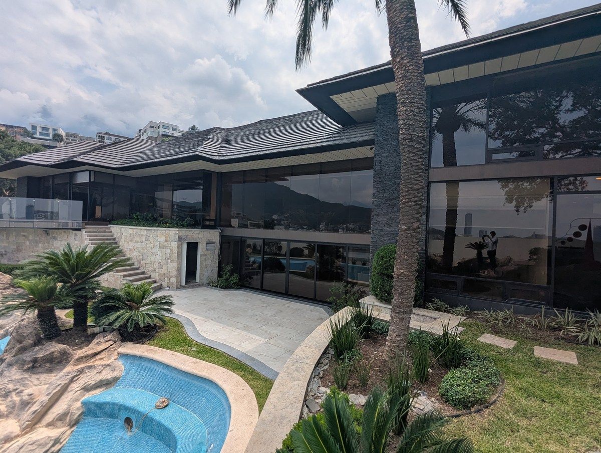 CASA CON ALBERCA EN VENTA - SPGG, foto 1 de 24
