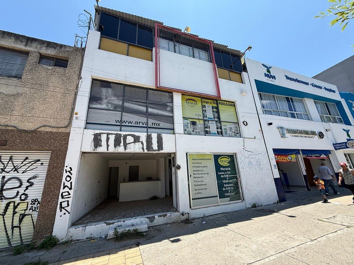 Commercial Local Av. Federalismo #1632, photo 1 of 12