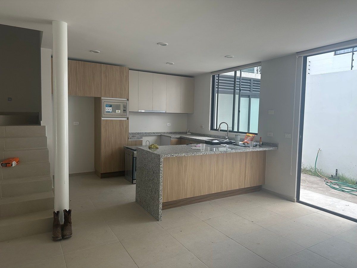 CASA PARA ALUGAR EM ARBÓRE | 4 QUARTOS + TERRAÇO, foto 1 de 11
