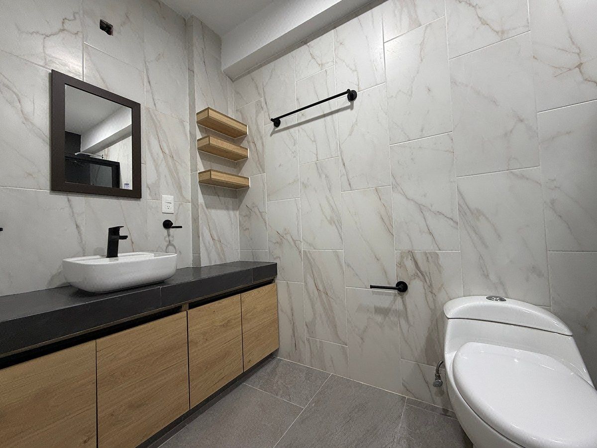 Baño completo en recámara principal, foto 8 de 18