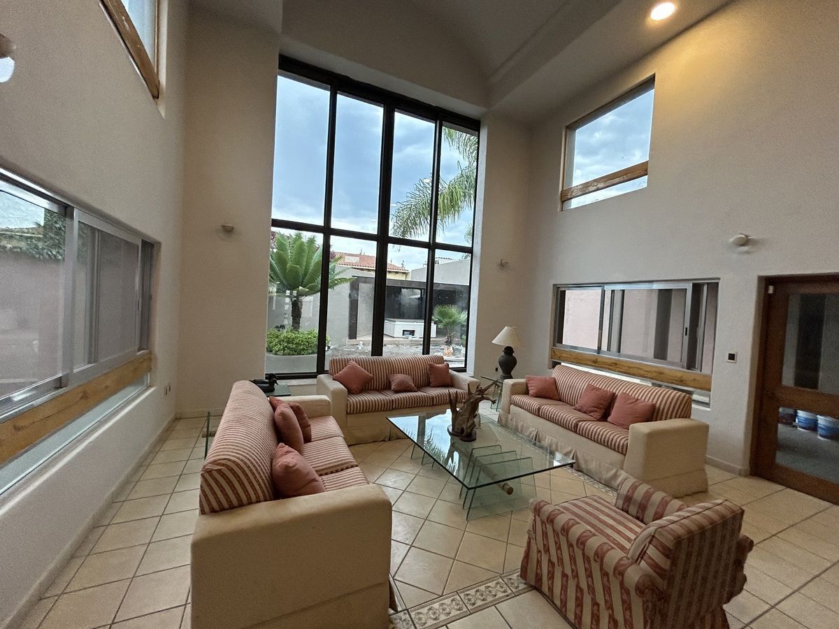 CASA BONITA/ Muito Espaçosa, foto 1 de 14