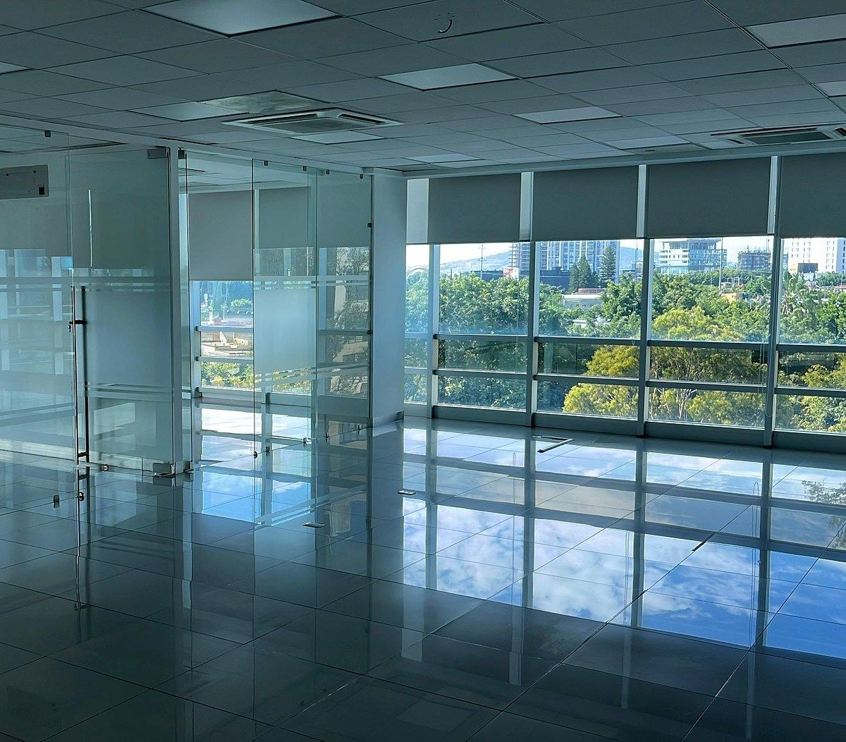 SEMI-ADAPTED OFFICE of 247m2 in MINERVA AREA, photo 1 of 9