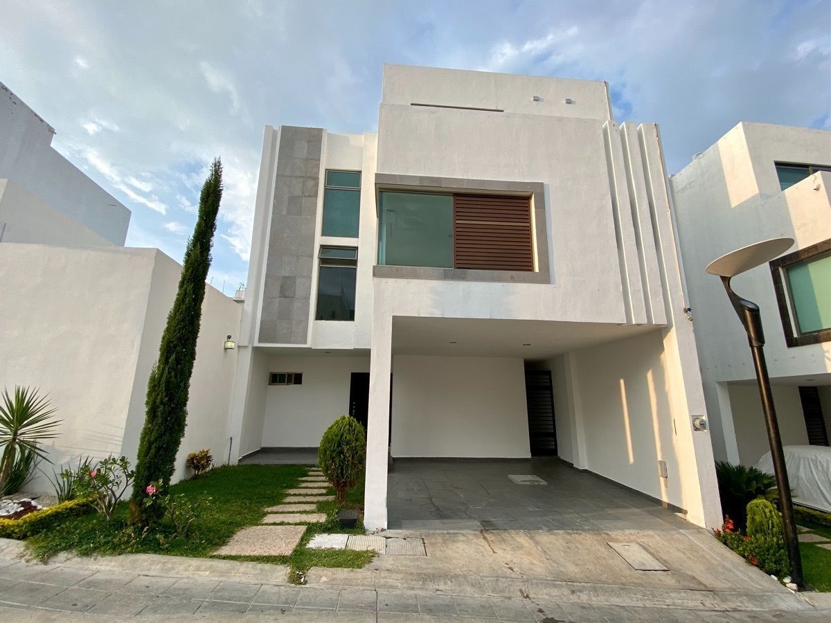 CASA EN VENTA CON ALBERCA EN FRACC PRIVADO, foto 1 de 26