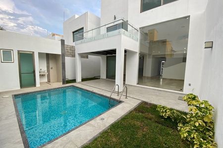 CASA EN VENTA CON ALBERCA EN FRACC PRIVADO