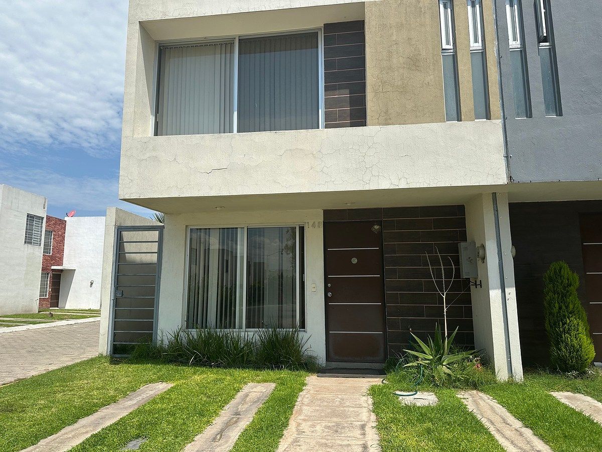 Casa de esquina em frente à piscina e terraço | Vale das Flores, foto 1 de 14