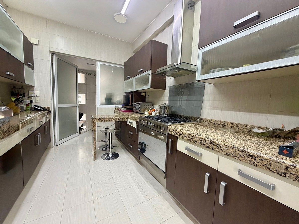 Cocina con barra de granito, photo 6 of 22